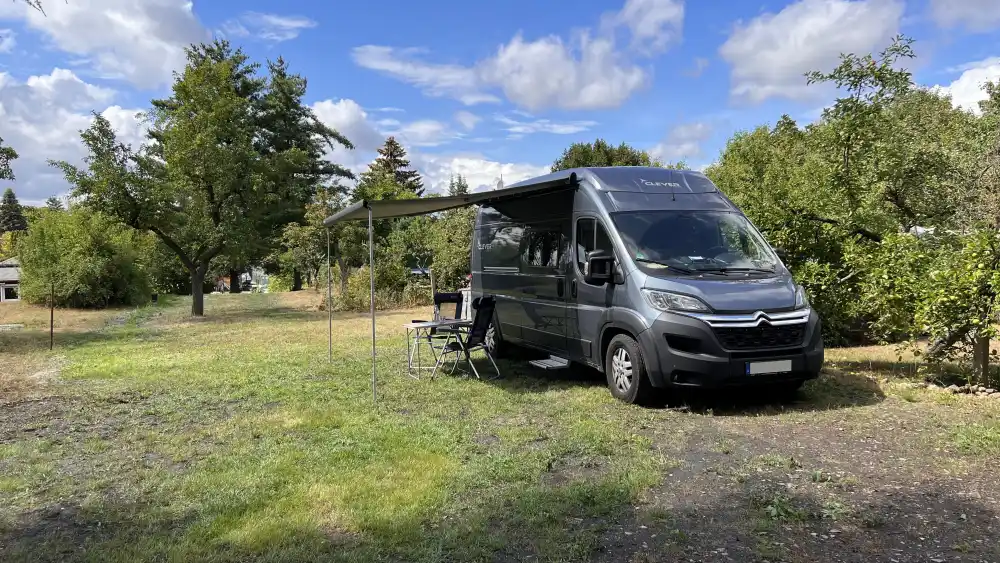 Wohnmobilstellplatz auf der Wiese